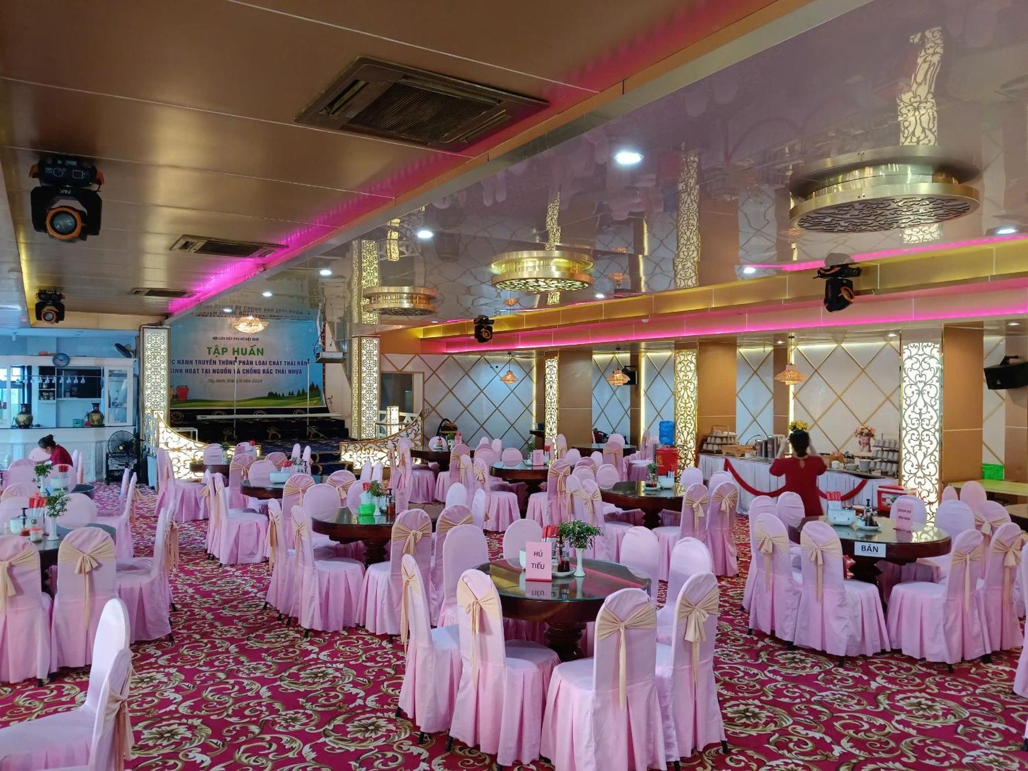 Nhat Quy Hotel Tây Ninh Buitenkant foto